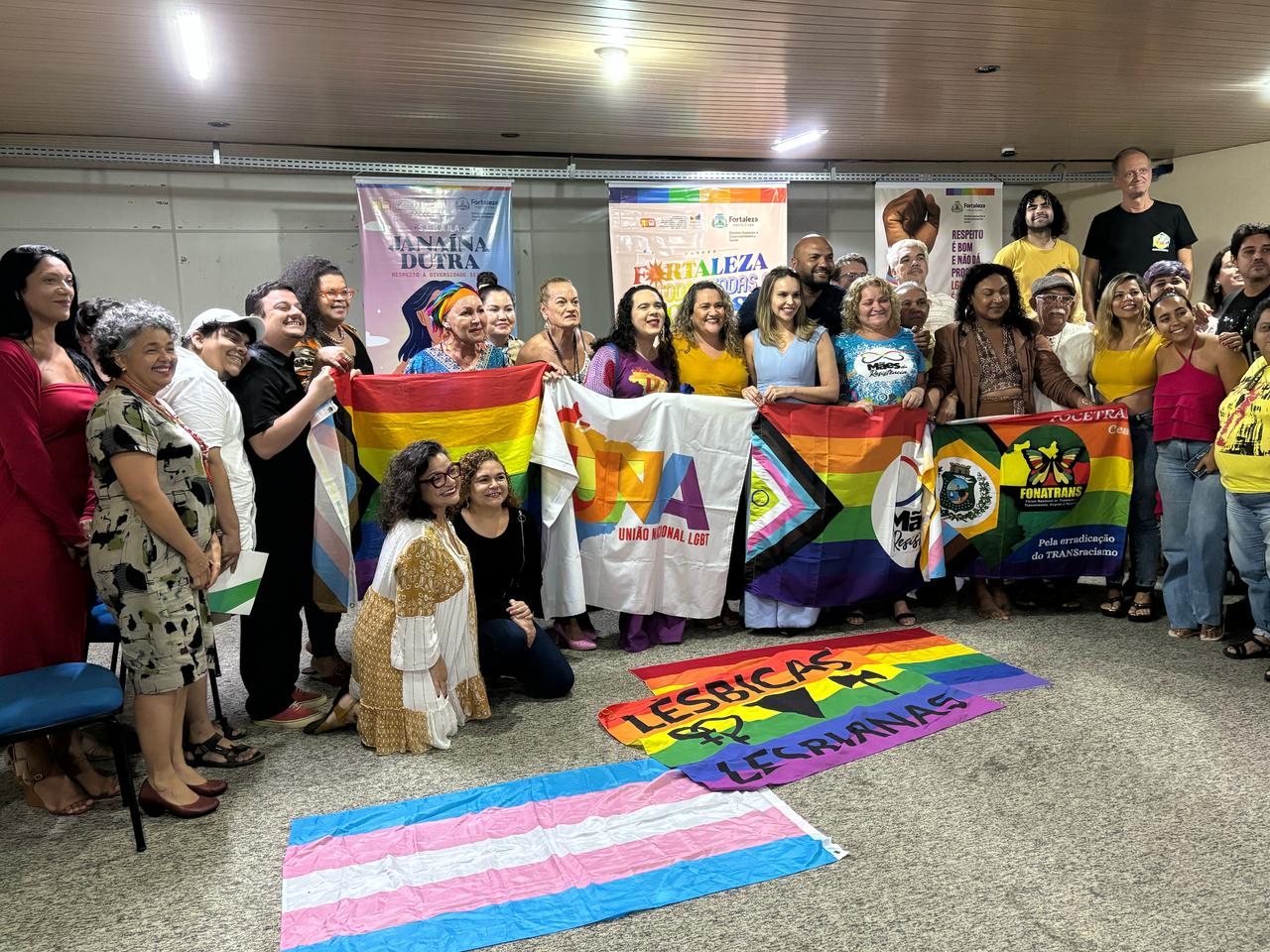 grupo de pessoas posam para a foto no auditório da SDHDS